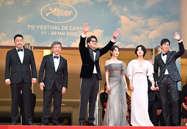 第75回カンヌ国際映画祭に参加した是枝監督とキャストたち