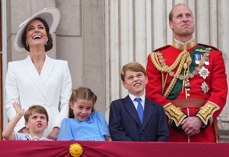 ウィリアム王子夫妻、父の日に3人の子どもたちが大笑いする幸せショットを公開