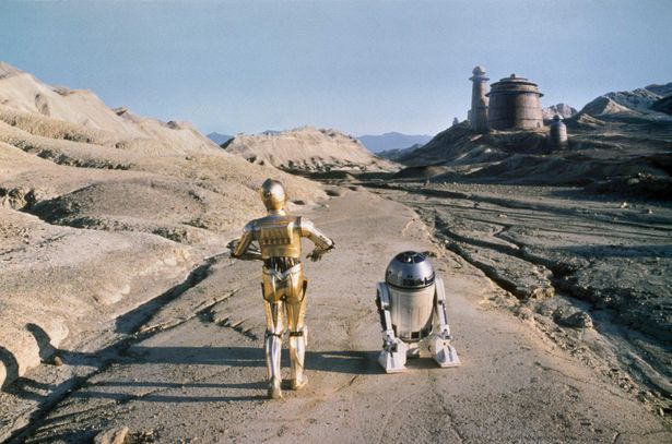 ジャバ・ザ・ハットの宮殿へ向かうR2-D2とC-3PO。洞窟のシーンはこのあと(『スター・ウォーズ エピソード6／ジェダイの帰還』)