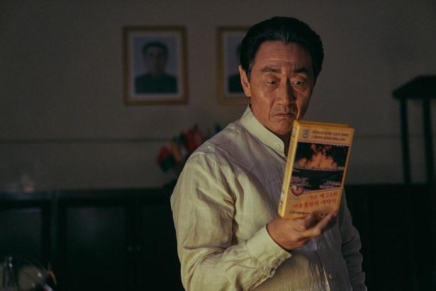 北朝鮮大使のリム・ヨンス役を演じたホ・ジュノは青龍映画賞助演男優賞を受賞！