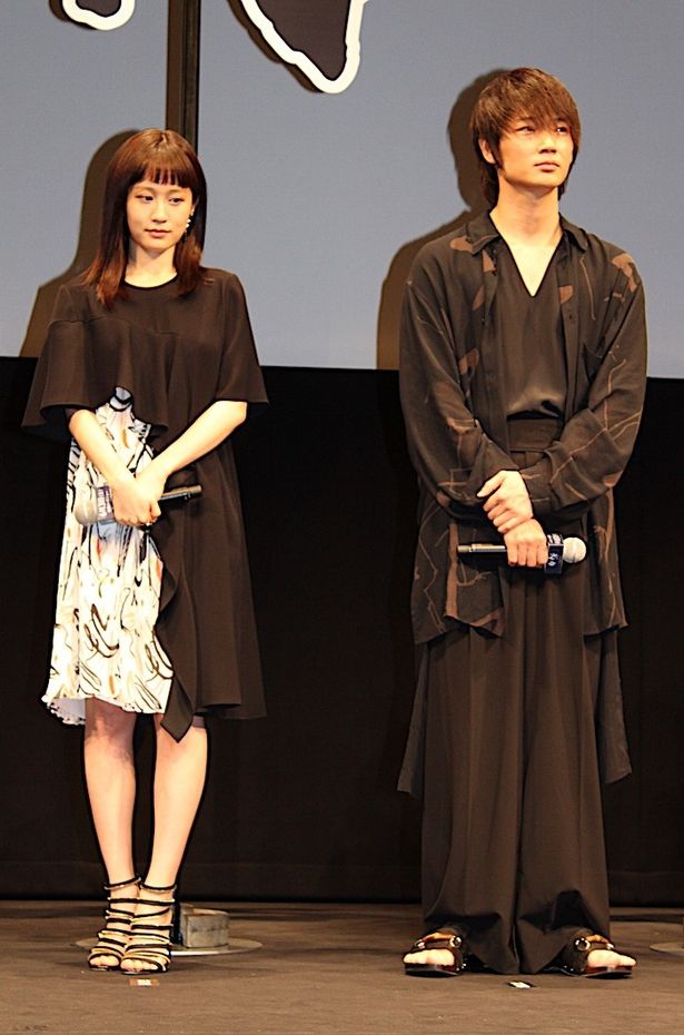 【写真見る】前田敦子、前髪パッツンもキュート！アシンメトリーなドレスで登場