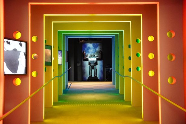 【写真を見る】虹色のトンネルを抜けたら、そこは映像の世界！日本で唯一の「体験型映像ミュージアム」だ