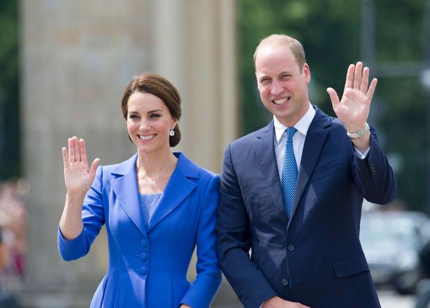 キャロルは、キャサリン妃が2017年7月のドイツ外遊で身につけていたブルートパーズとダイヤのネックレスを着用