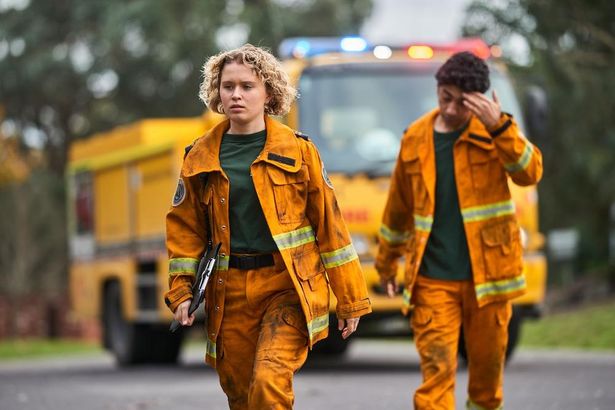 若いボランティアの消防士を描いた第1話、主人公のターシュを演じるのはエリザ・スカンレン