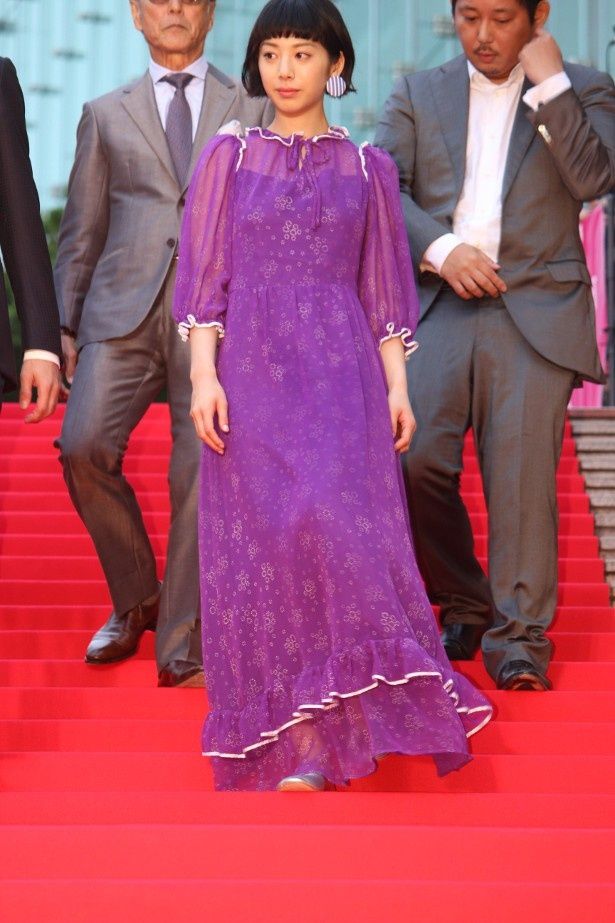 【写真を見る】紫のシースルーのドレスを着た夏帆の全身ショット