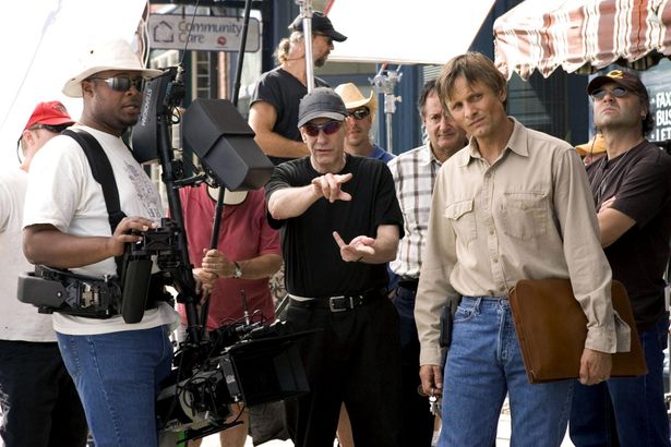 『ヒストリー・オブ・バイオレンス』撮影中のデイヴィッド・クローネンバーグ監督と(写真中央)ヴィゴ・モーテンセン(写真右)
