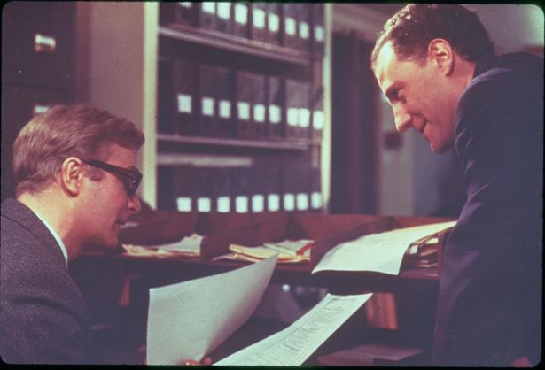 マイケル・ケイン主演『国際諜報局』として1960年代に映画化された伝説のスパイ小説を映像化