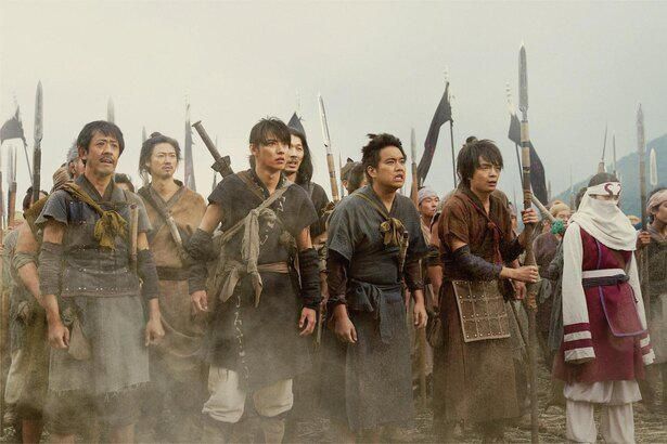 【写真を見る】日本映画最大級のスケールがさらに進化！天下の大将軍を目指す信がついに初陣へ