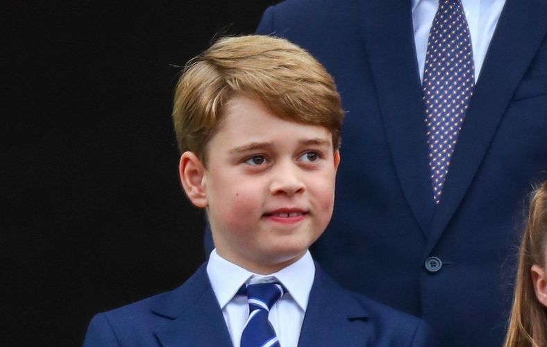 祝9歳！ジョージ王子、公式写真はパパそっくりの爽やか笑顔にブルーのポロシャツで