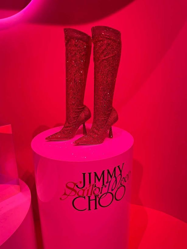  JIMMY CHOOとコラボした、赤いラインストーンがぎっしりつまった変身ブーツも展示