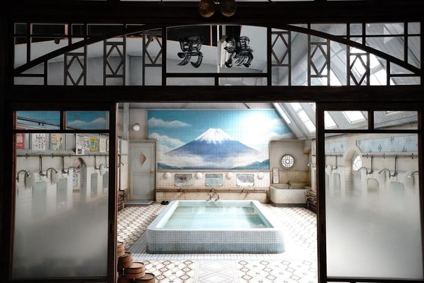 【写真を見る】京都の松竹撮影所に作られた「まるきん温泉」のセット
