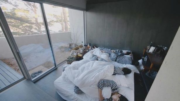【写真を見る】「5人で一緒に寝たいから」…布団をぎゅうぎゅうに敷き詰めゴロ寝する、“ウガファミリー”が尊すぎる