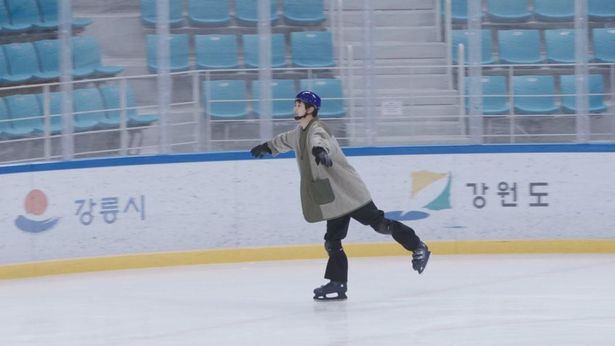スケート選手さながら、華麗に滑るチェ・ウシク