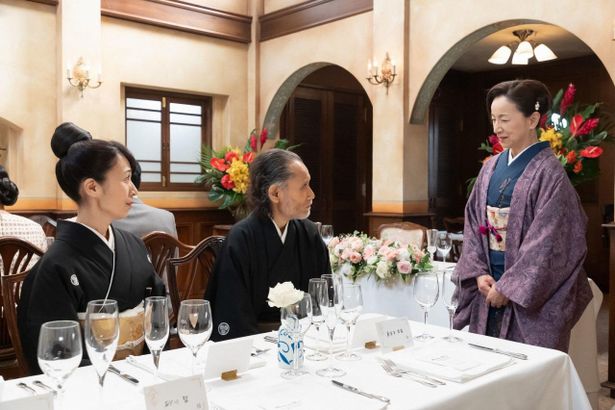 フォンターナの支配人、大城房子(原田美枝子)と、鶴見の沖縄県人会会長である平良三郎(片岡鶴太郎)が暢子の結婚式で再会した(89回)