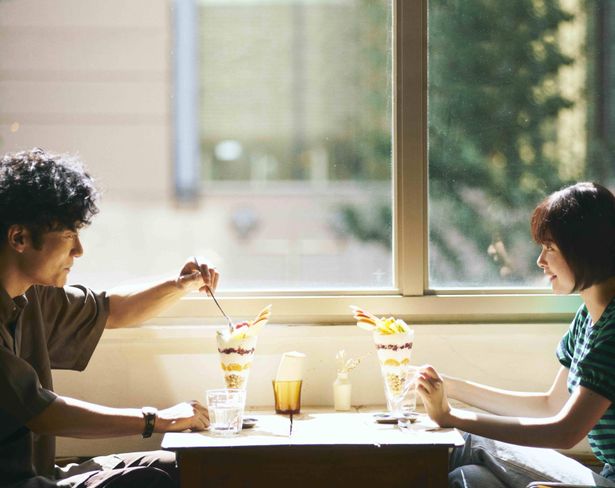 フリーライターの市川茂巳と高校生作家、久保留亜が喫茶店で対面する一枚