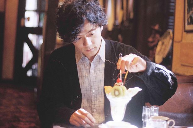 稲垣演じる主人公の市川が、喫茶店で一人パフェを楽しもうとする場面を切り取った一枚