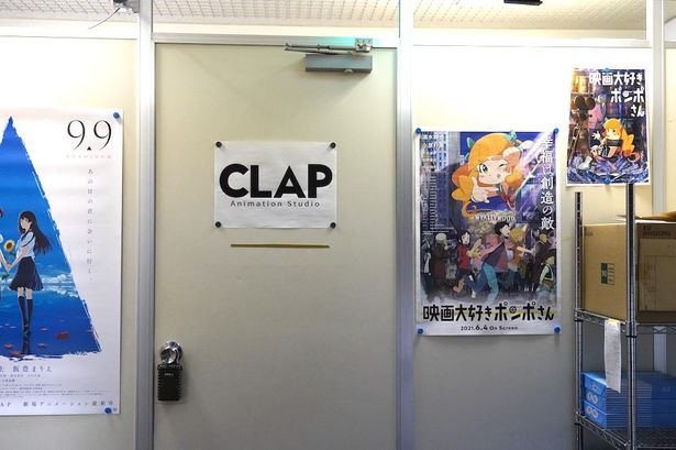 スタジオ入り口には『映画大好きポンポさん』のポスターも！