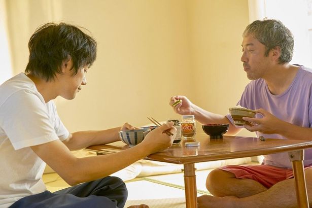 島田(ムロツヨシ)は、山田が炊いたご飯を図々しく「一杯だけ」とリクエスト