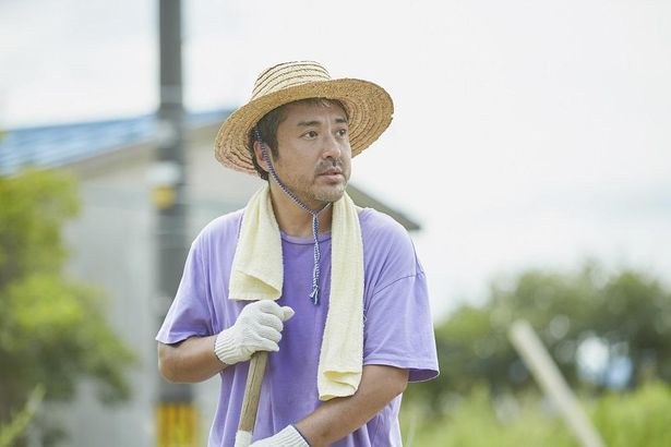 いきなり「風呂を貸してほしい」と山田の部屋に上がり込んできた隣人の島田幸三(ムロツヨシ)