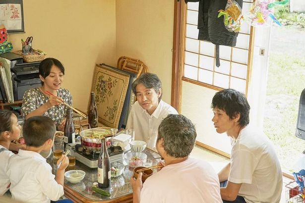 溝口の家で和気あいあいとみんなですき焼きを食べる名シーン