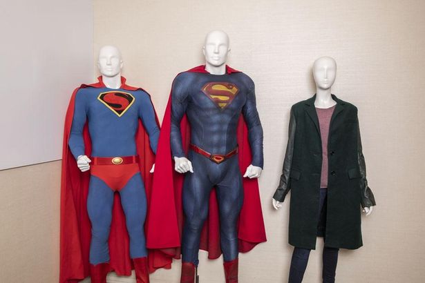 【写真を見る】撮影で使用されたスーパーマンとロイス・レインの衣装を公開！クラークの母お手製スーツも！