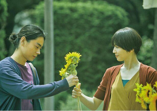 【写真を見る】長澤まさみ、菅田将暉にヒマワリの花を手渡し…妊娠中の妻、香織役を演じている(『百花』)