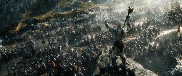 サウロンの指示で、オークの軍勢を率いるアゾグ(『ホビット 竜に奪われた王国』)