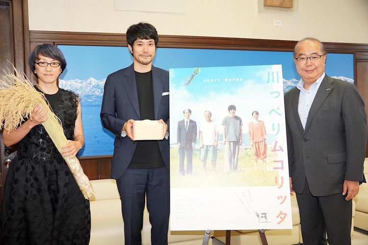 荻上直子監督と松山ケンイチが富山県知事を表敬訪問、『川っぺりムコリッタ』を富山で撮影したワケとは？