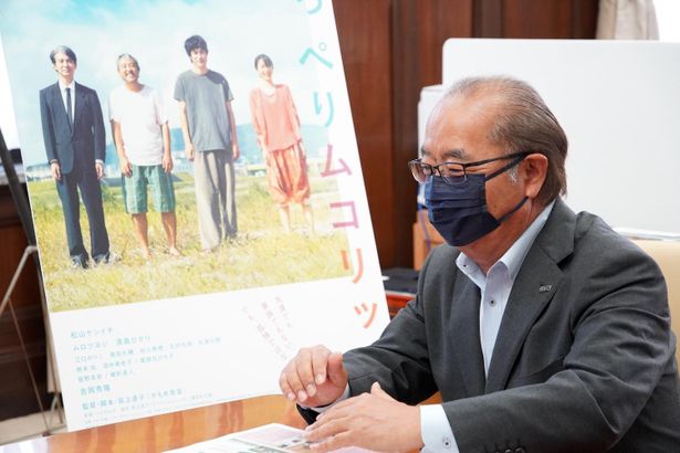 荻上直子監督と松山ケンイチの訪問を歓迎した新田八朗知事