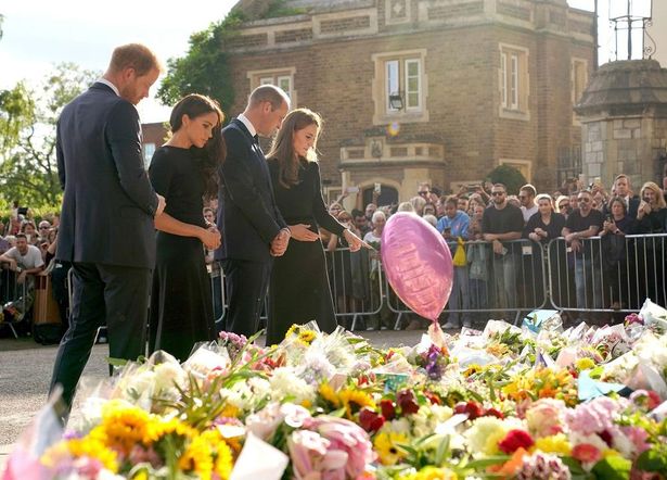 【写真を見る】故エリザベス女王追悼の献花前に立つウィリアム皇太子夫妻＆ヘンリー王子夫妻。約2年半ぶりに“ファブ4”再集結