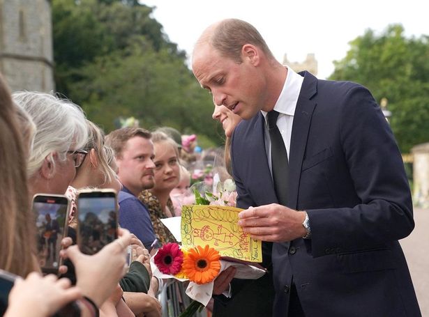 ウィリアム皇太子は花や手書きのメッセージカードを受け取る