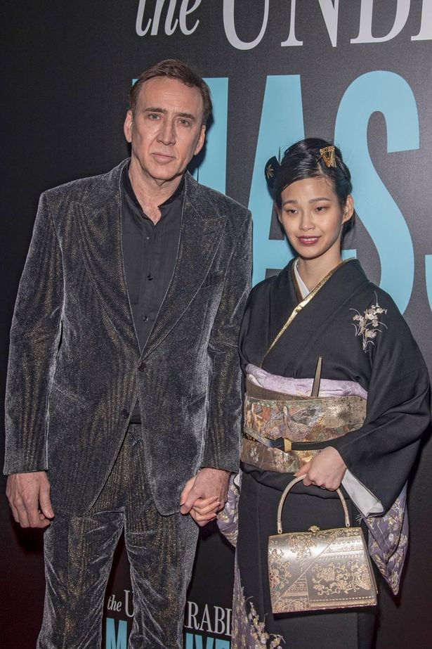 【写真を見る】ニコラス・ケイジ、4月のレッドカーペットでは着物姿の日本人妻と仲良く手をつないで登場！