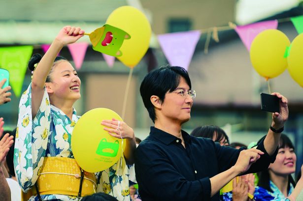 「なみきや」の看板娘・並木夏美(出口夏希)と、意外とノリノリに菊野市のパレードに参加する湯川先生