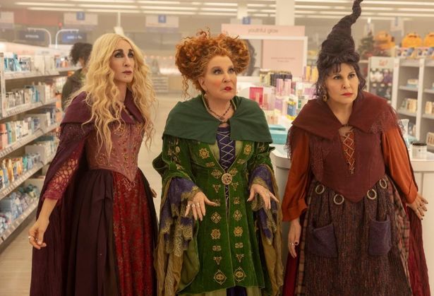 ベッド・ミドラー、サラ・ジェシカ・パーカー、キャシー・ナジミーがクセの強い魔女たちを演じる『ホーカスポーカス 2』
