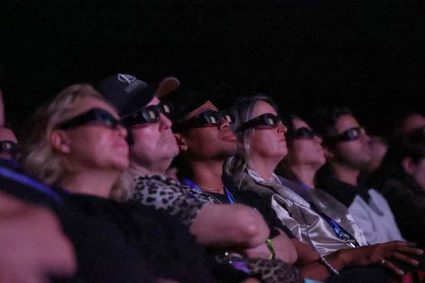 会場には3Dメガネが配られ、上映された予告編を鑑賞