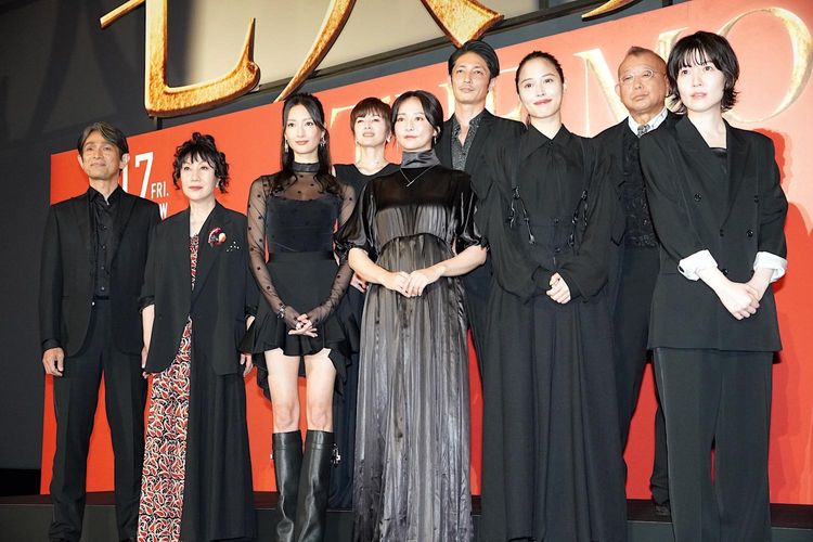 木村文乃ら『七人の秘書 THE MOVIE』完成披露にブラックドレスでズラリ登壇「舞台挨拶のスケールアップもハンパない！」