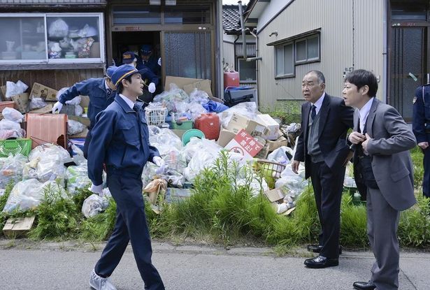 独りで亡くなった市民を無縁墓地に埋葬する「おみおくり係」に務める牧本(『アイ・アム まきもと』)