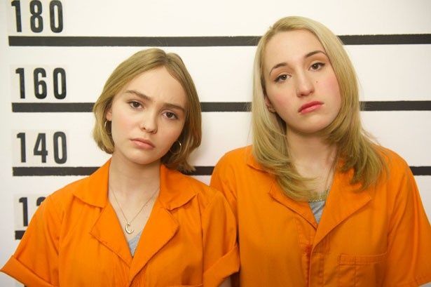 【写真を見る】Movie Walker独占で公開された写真。囚人服姿もお似合いのリリー（左）