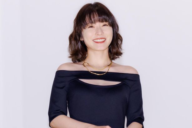 【写真を見る】胸元がちらりと空いたブラックドレスで登壇した松岡茉優。『ヘルドッグス』劇中ではボスの愛人にして岡田と恋仲に