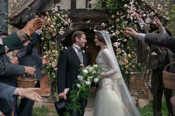 クローリー家の亡き三女シビルの夫トムと、親類の娘ルーシーの幸せに満ちた結婚式から物語の幕が開ける