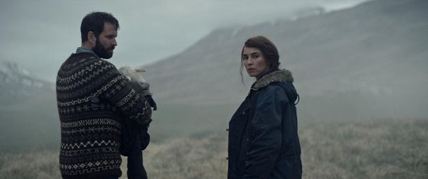 アイスランドの広大な自然に囲まれて暮らす夫婦が”なにか”と出会う『LAMB／ラム』