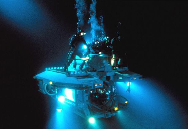 行方不明となった原子力潜水艦を捜索する救助チームが、深海で謎の生命体と遭遇する『アビス』