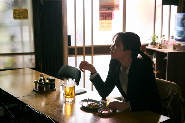 祝！永野芽郁23歳『マイ・ブロークン・マリコ』中華屋で一人飲み＆牛丼をかきこむ場面写真が到着
