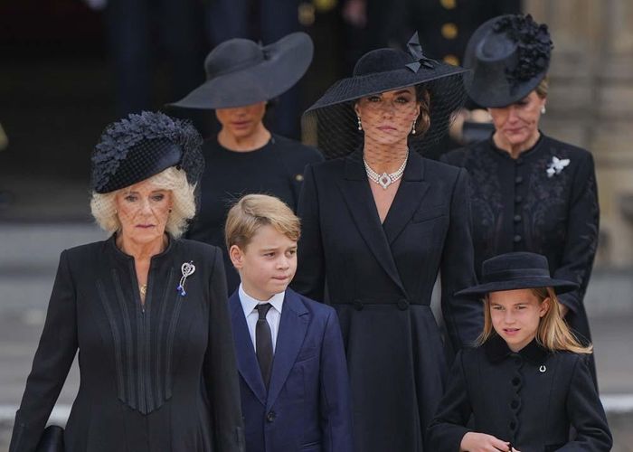 キャサリン皇太子妃、国葬で身に着けていたドレスとジュエリーで英王室に敬意