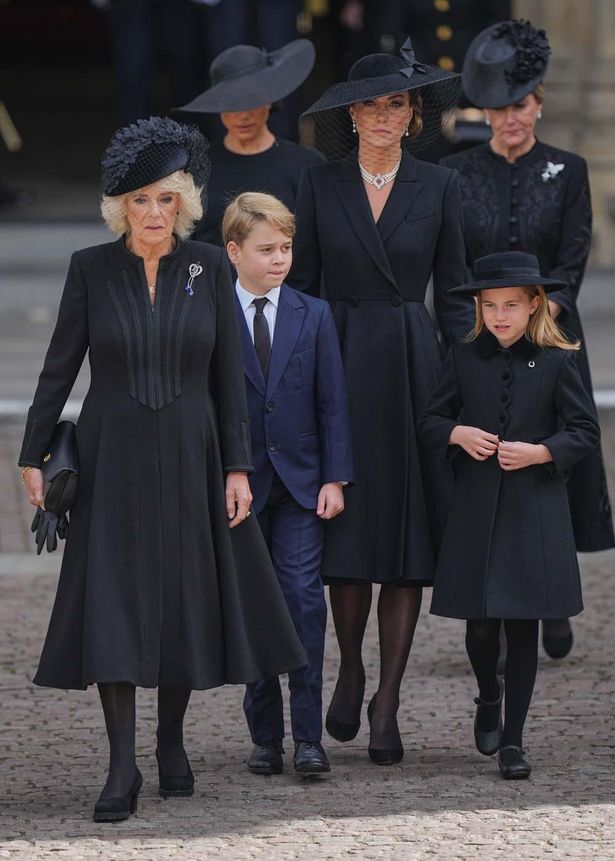 国葬ではアレキサンダー・マックイーンのコートドレスを着用