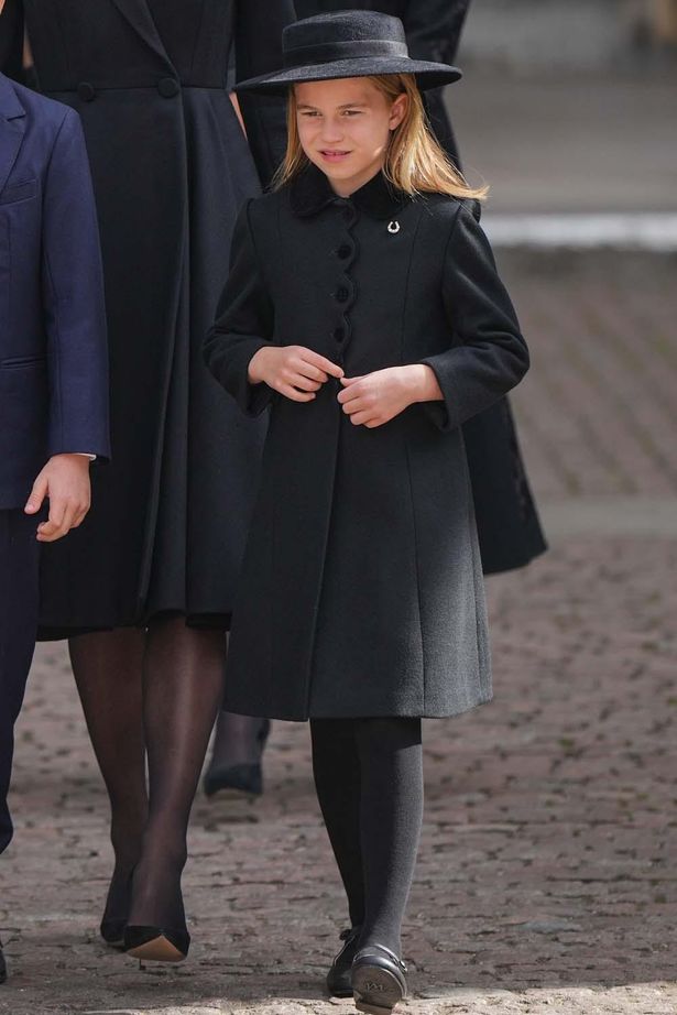 シャーロット王女は公の場で初めて帽子とブローチをお披露目