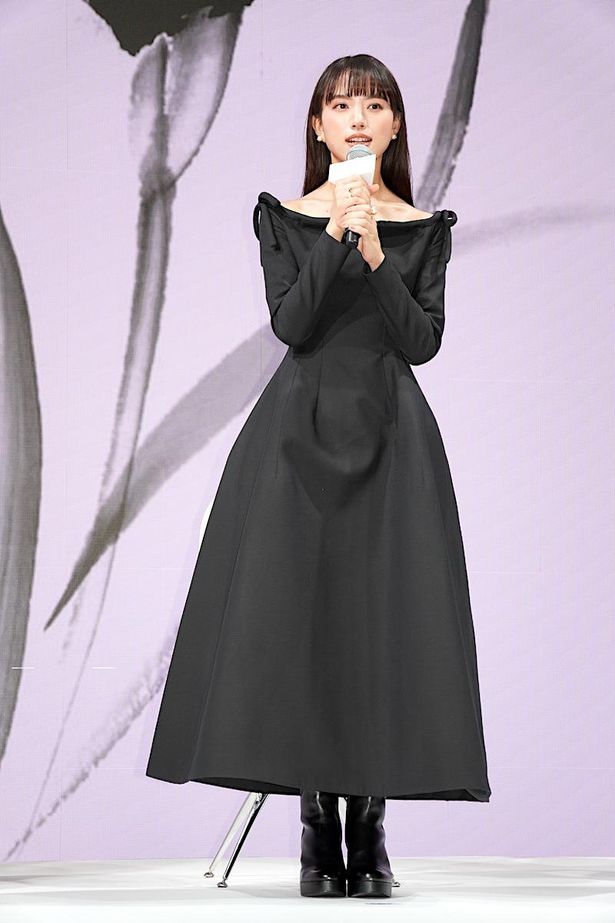 【写真を見る】清原果耶、ふわりと広がるスカートも美しいブラックドレスで登場