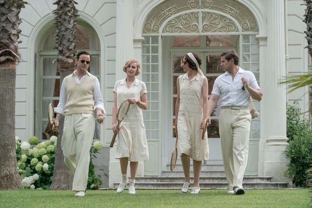 クローリー家の次女イーディス夫妻とトム＆ルーシー夫妻がリゾート地でテニスを満喫する
