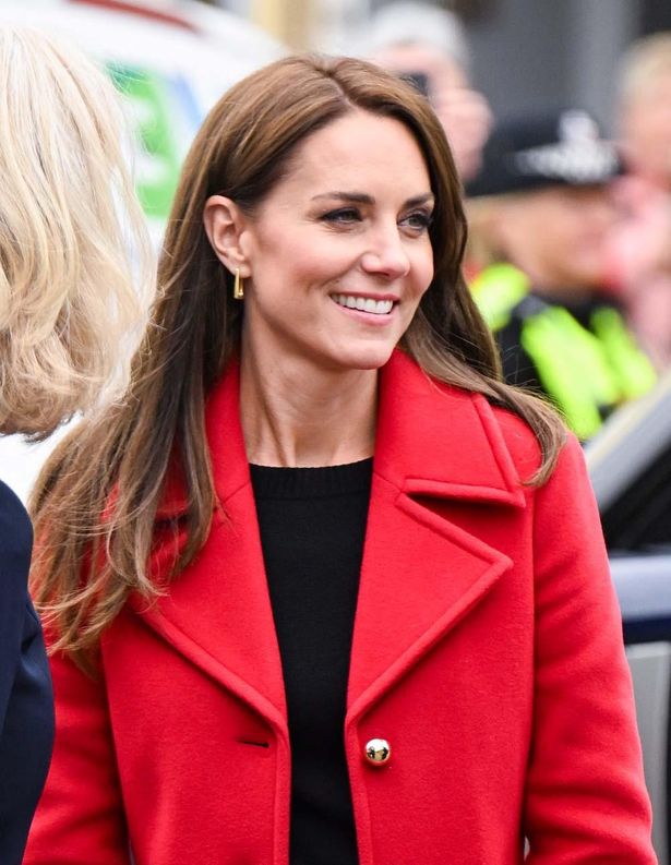 キャサリン皇太子妃はリサイクルウールで作られた、ウェールズの国旗カラーでもある赤いコートを着用