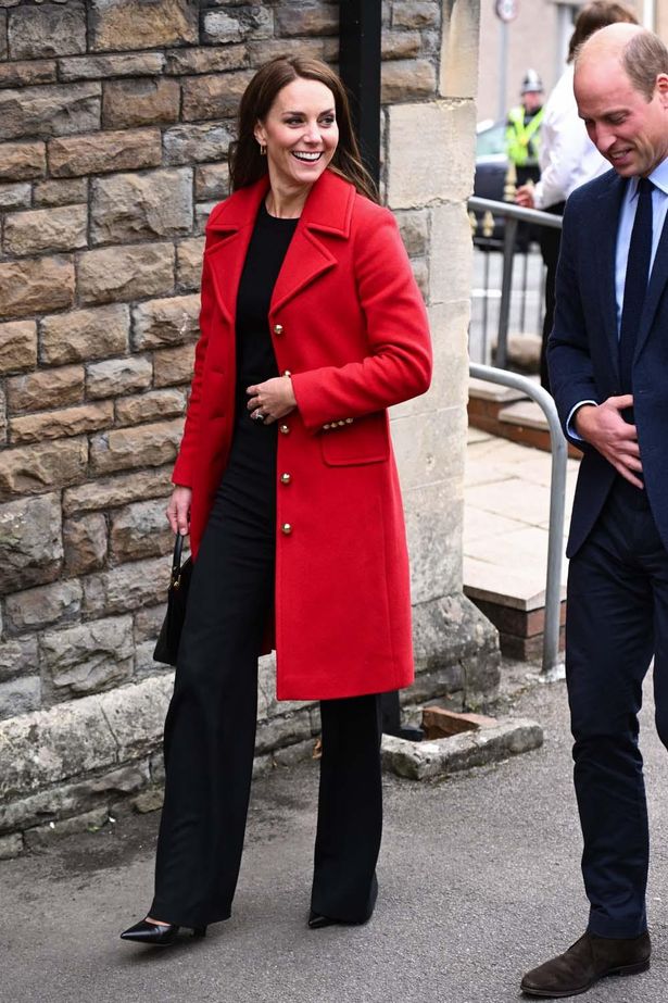 【写真を見る】ダイアナ妃に敬意を表した赤いコートで、ウェールズを訪問したキャサリン皇太子妃